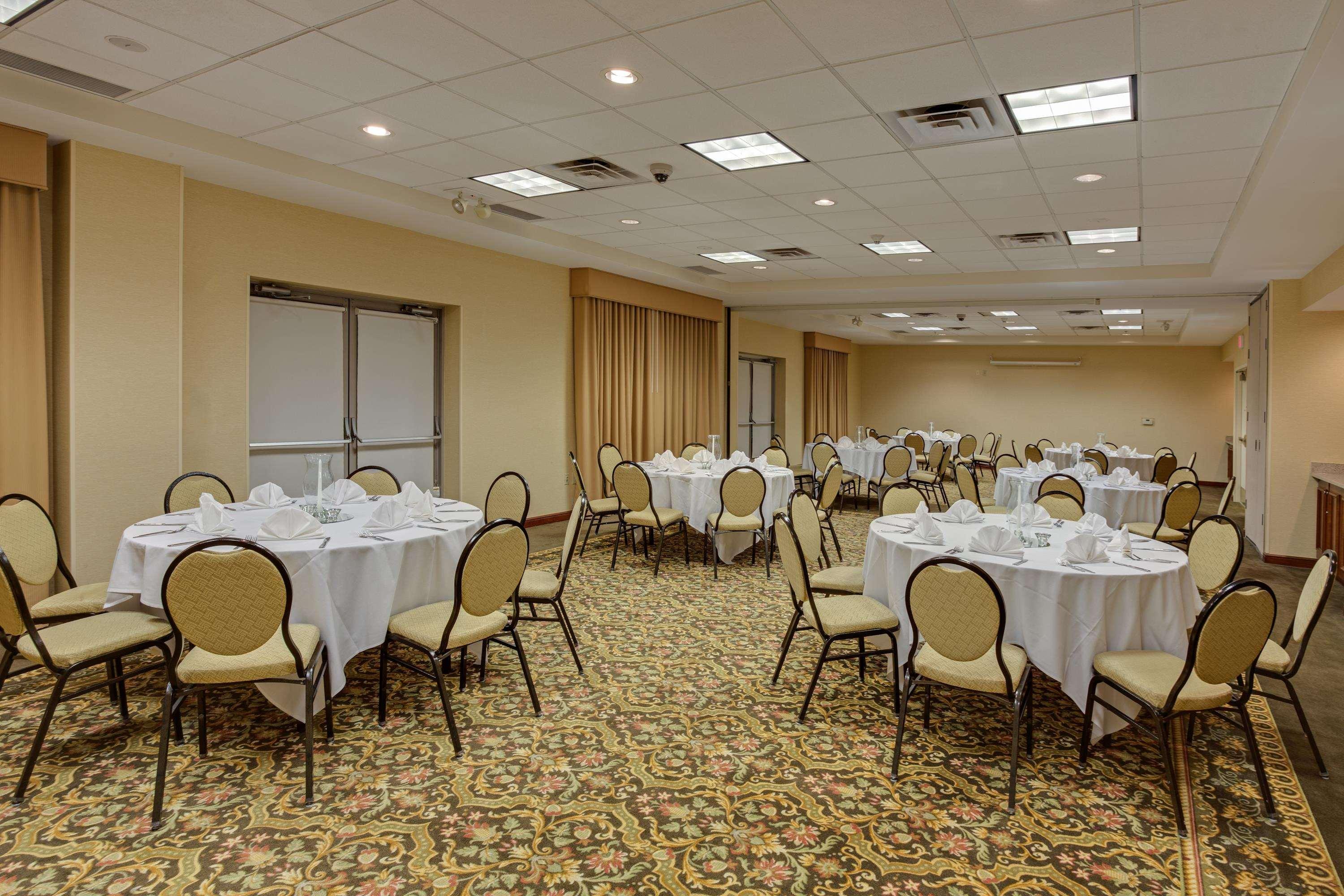 Hilton Garden Inn Cleveland Airport Fairview Park Экстерьер фото